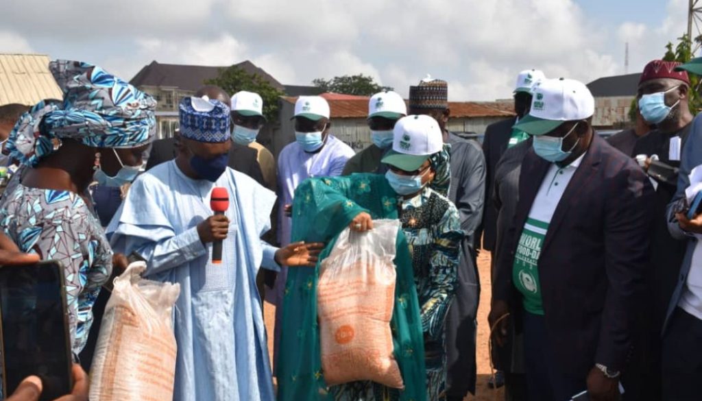 HMA-HANDING-OVER-INPUTS-TO-SMALLHOLDER-FARMERS-1000x592